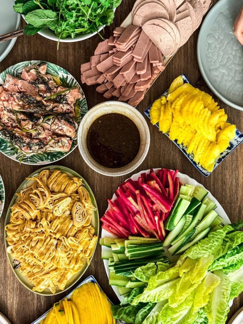 Sommerrollen mit Lachs, Ananas und Hoisin-Sauce