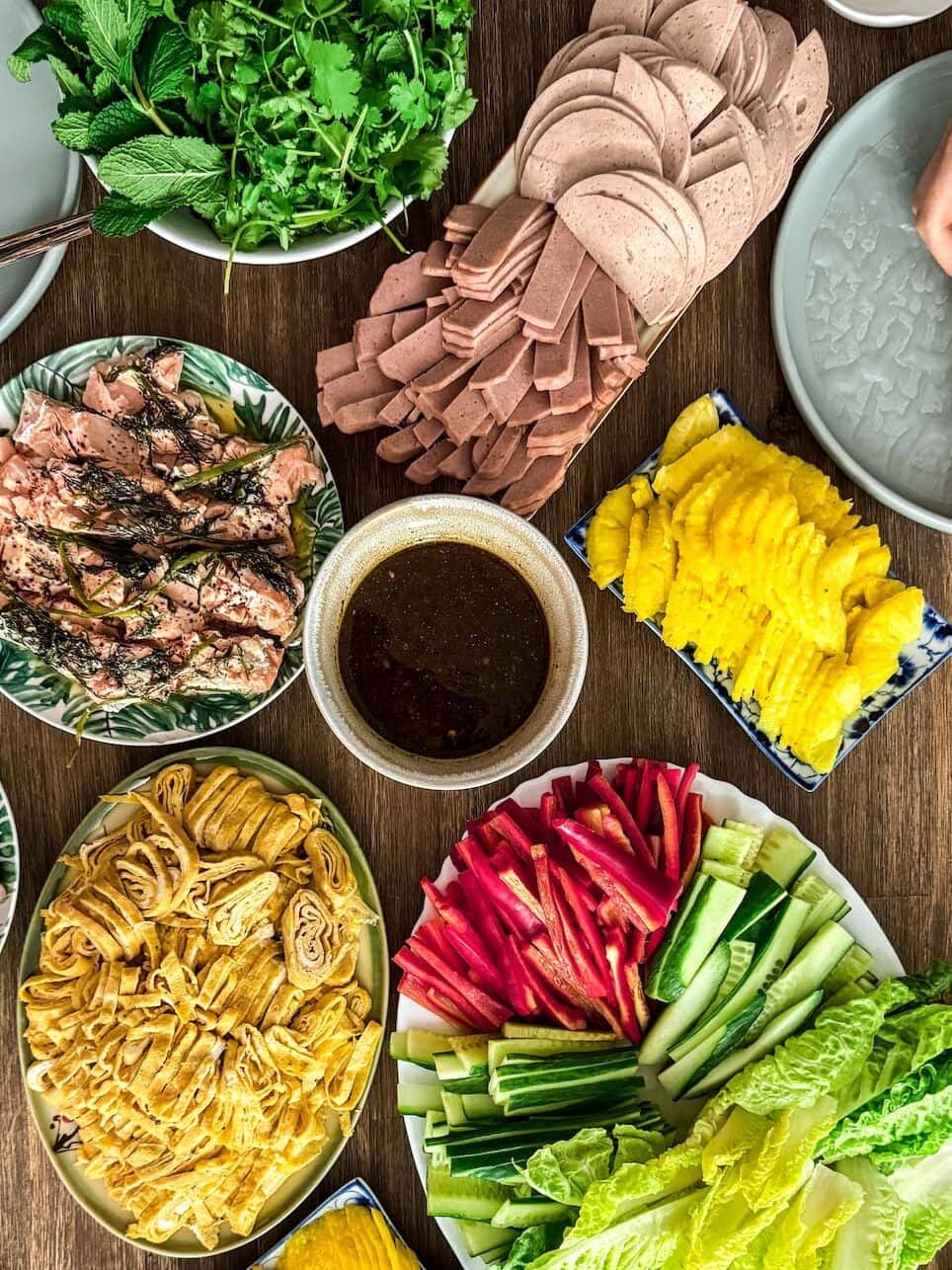 Sommerrollen mit Lachs, Ananas und Hoisin-Sauce