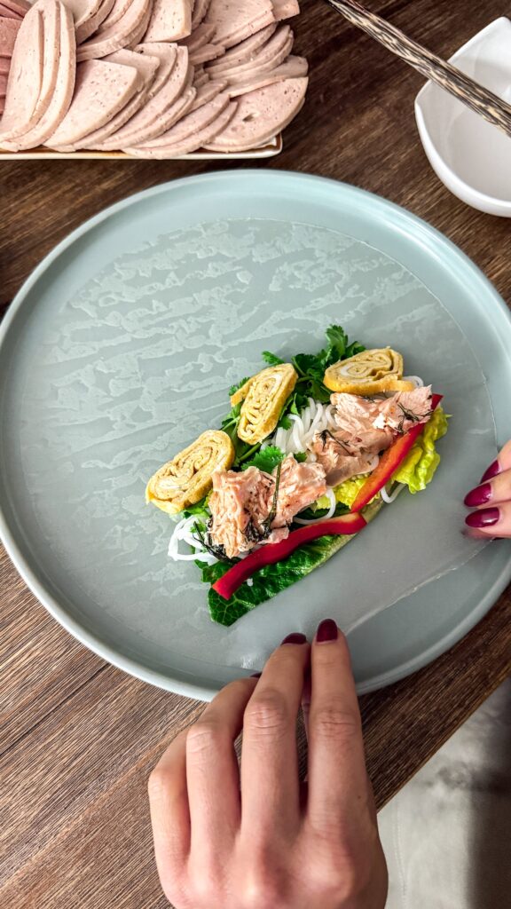 Sommerrollen mit Lachs, Ananas und Hoisin-Sauce