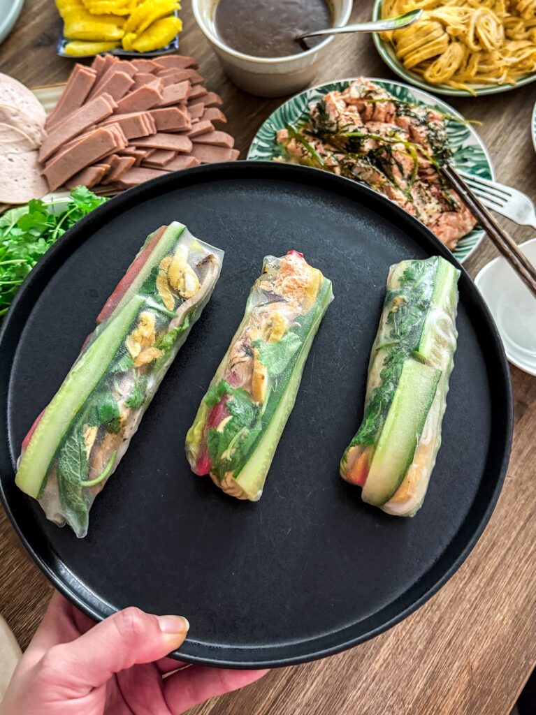 Sommerrollen mit Lachs, Ananas und Hoisin-Sauce