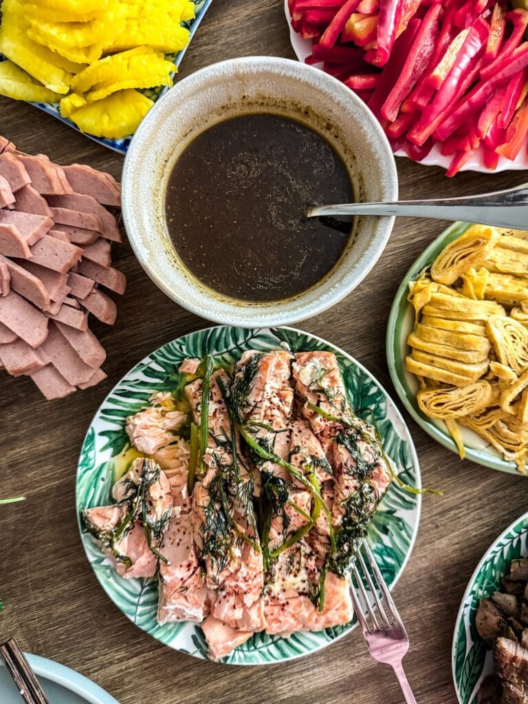 Sommerrollen mit Lachs, Ananas und Hoisin-Sauce