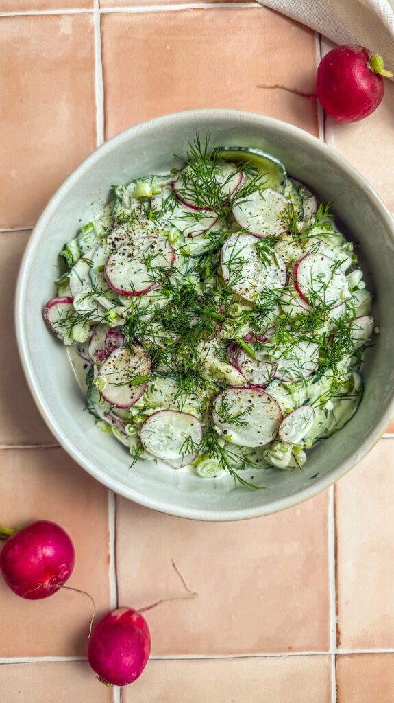 Radieschen-Gurken-Salat