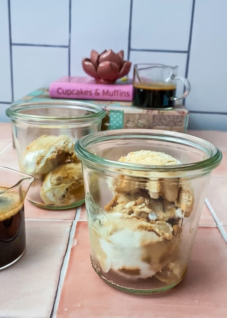 Eiscreme in Gläsern und Büchern im Hintergrund mit einer Mini-Karaffe-Espresso