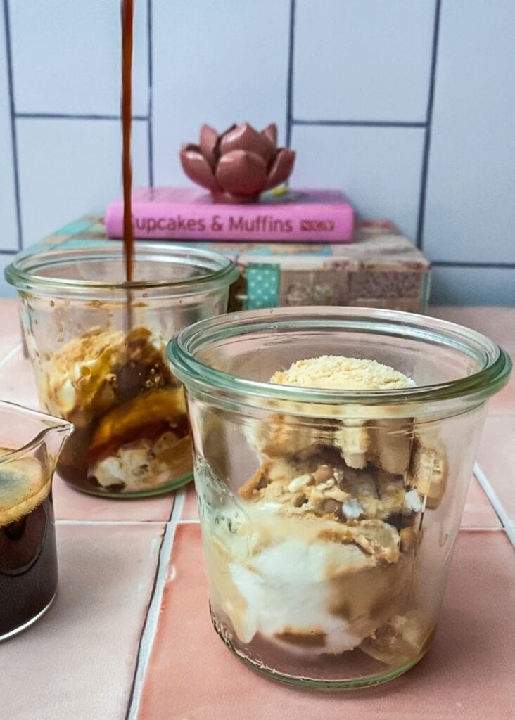 Affogato in Gläsern mit roségoldenen Strohhalmen und Dekolelementen im Hintergrund