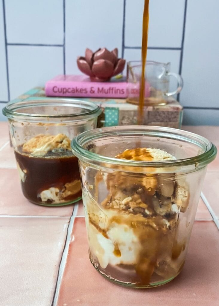 Affogato in Gläsern mit roségoldenen Strohhalmen und Dekolelementen im Hintergrund