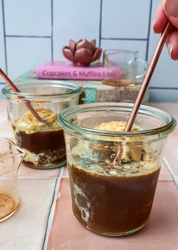 Affogato in Gläsern mit roségoldenen Strohhalmen und Dekolelementen im Hintergrund
