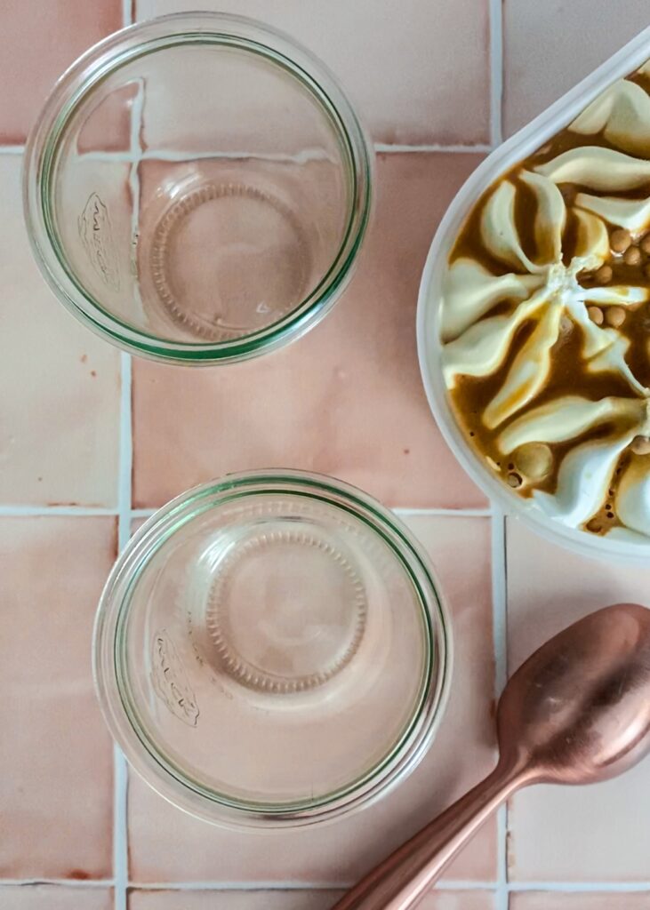 Zwei Gläser, ein Eisportionierer in roségold und Salted Caramel Eiscreme