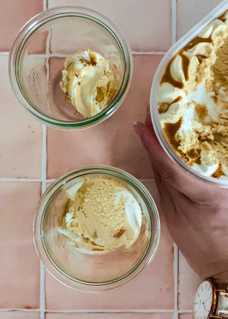 Zwei Gläser, ein Eisportionierer in roségold und Salted Caramel Eiscreme
