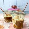Affogato in Gläsern mit roségoldenen Strohhalmen und Dekolelementen im Hintergrund