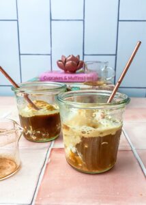 Affogato in Gläsern mit roségoldenen Strohhalmen und Dekolelementen im Hintergrund