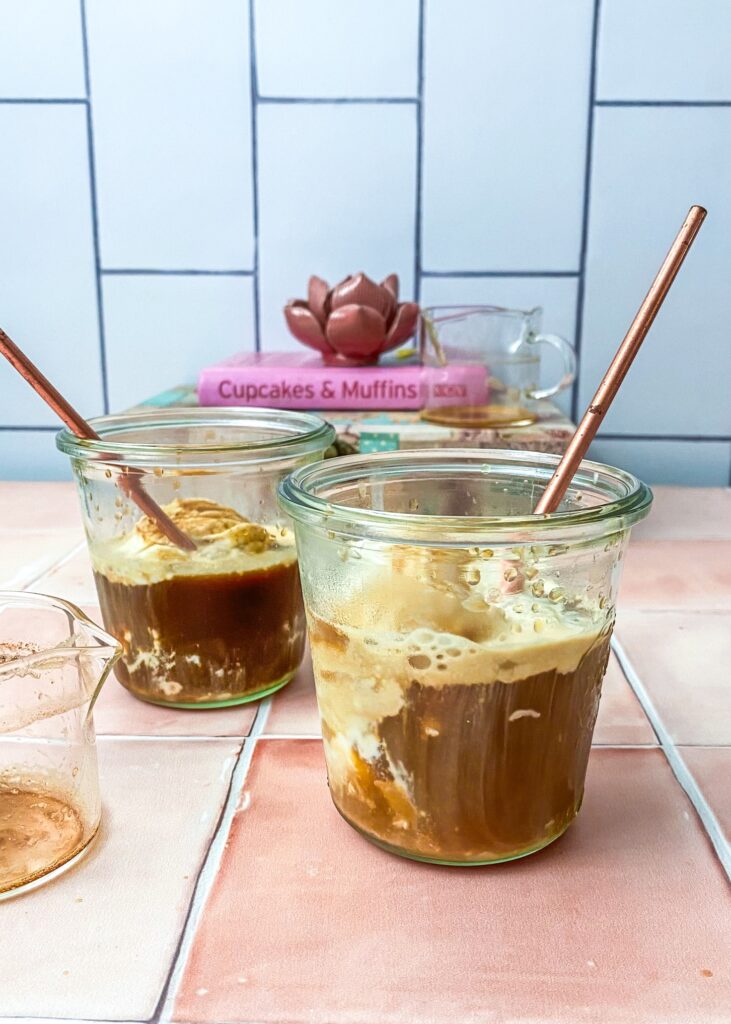 Affogato in Gläsern mit roségoldenen Strohhalmen und Dekolelementen im Hintergrund