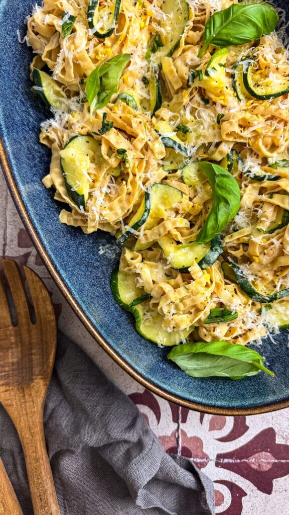 High Protein Pasta Zucchini Zitrone