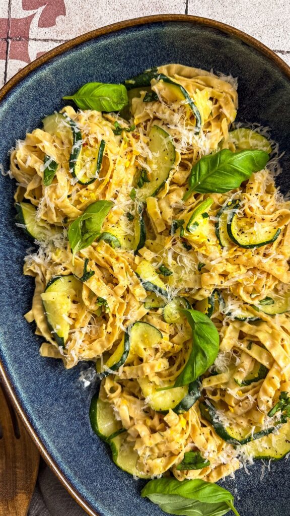 High Protein Pasta Zucchini Zitrone