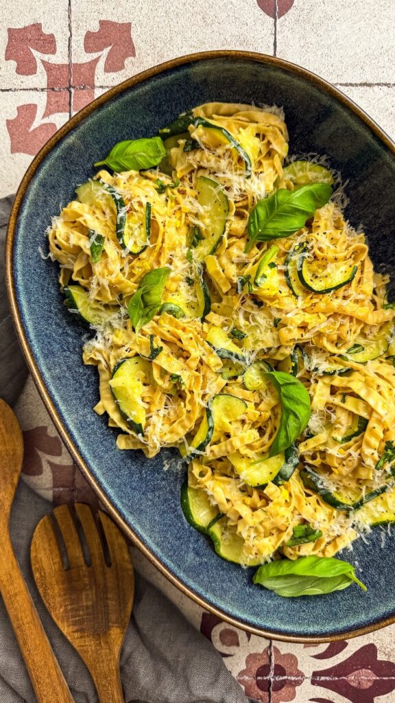 High Protein Pasta Zucchini Zitrone