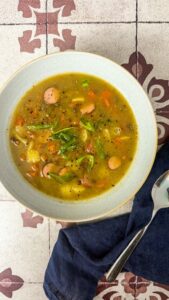 Linsensuppe mit Würstchen