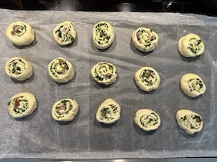 Bärlauchschnecken rollen