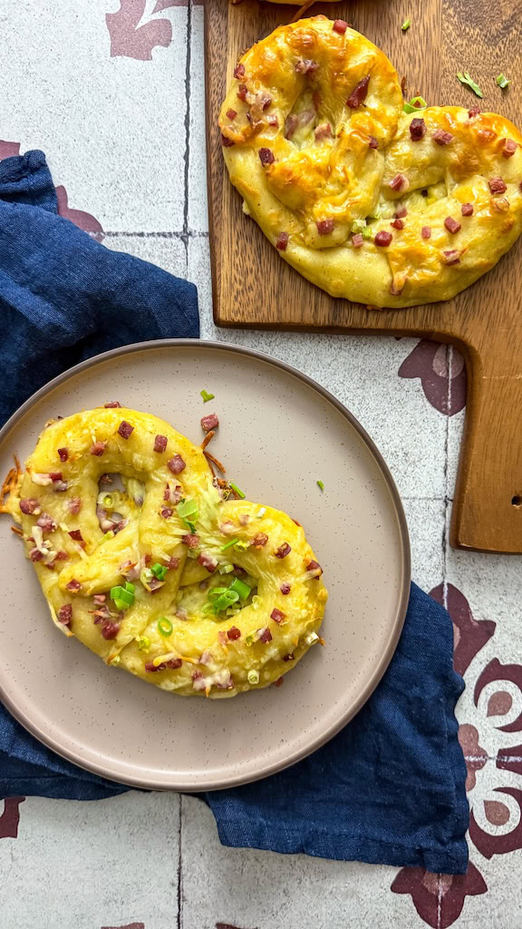 High Protein Brezeln mit Schinken & Käse