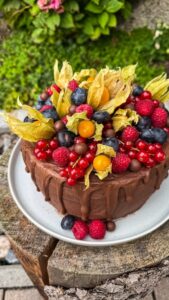 Himbeer-Schoko-Torte mit Obstdekoration